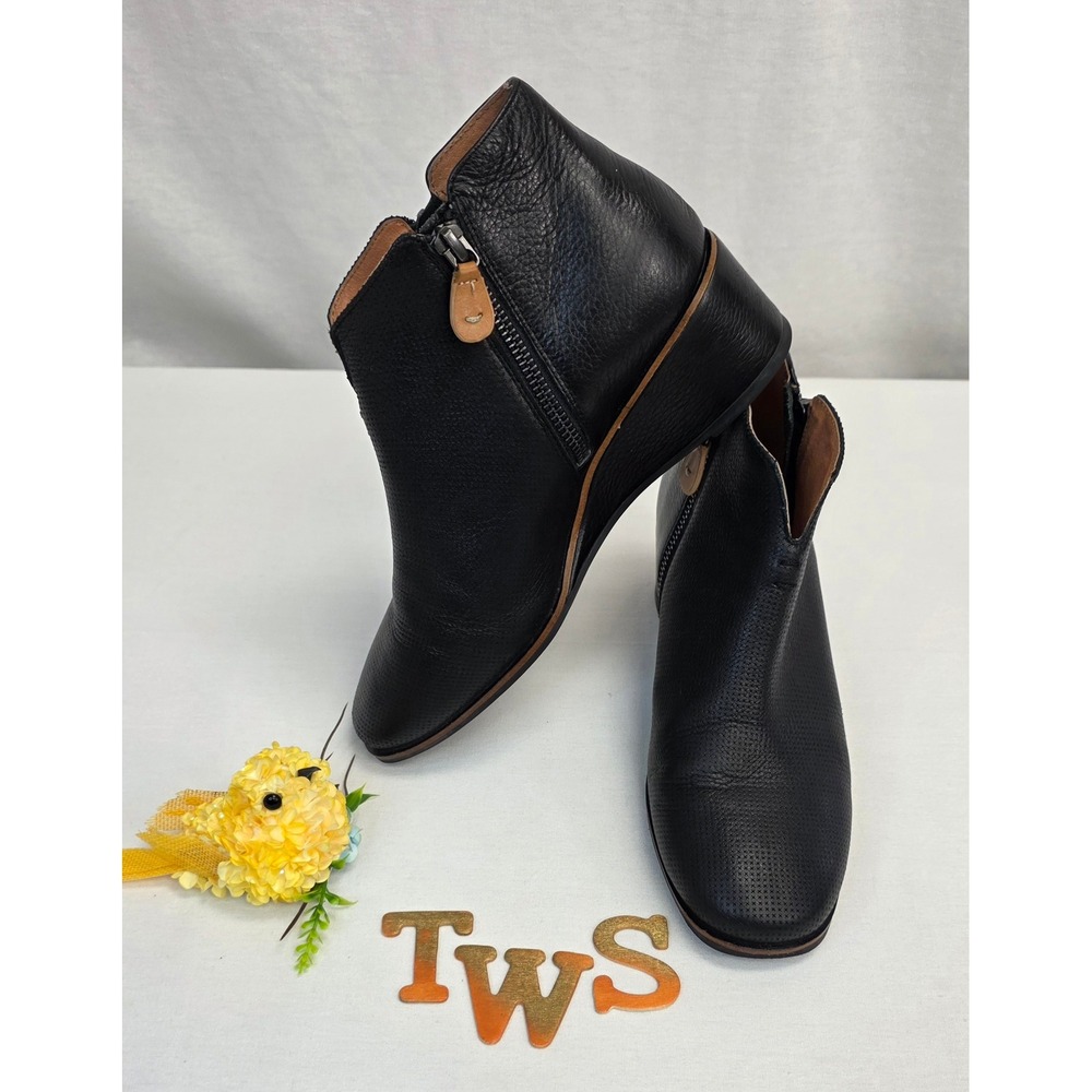 Gentle Souls by Kenneth Cole Laina Black Leather Wedge Ankle Booties 7M